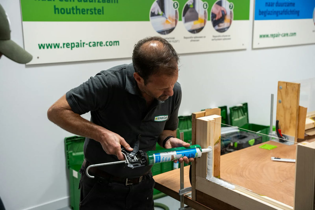 EASY Q professional dispensing gun in use at a joinery workbench