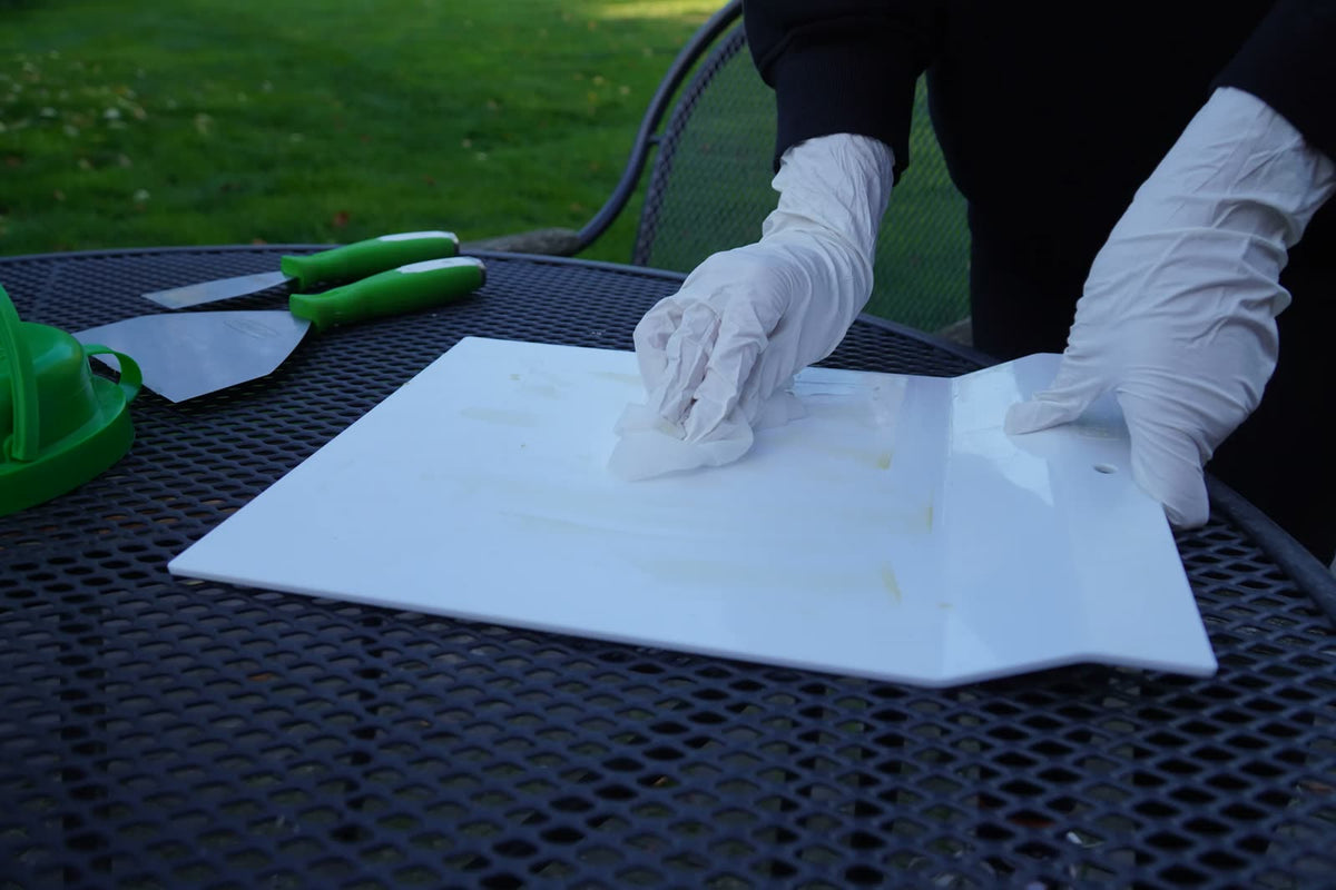 EASY Q wipe cleaning a mixing plate